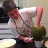 Filho de Gugu Liberato, João Augusto ensina na Internet como se faz melão de torneirinha