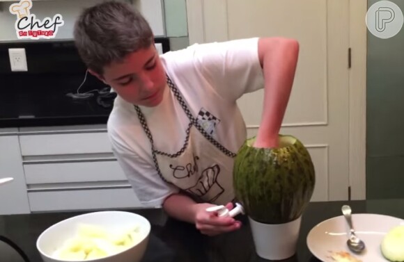 Filho de Gugu Liberato, João Augusto ensina na Internet como se faz melão de torneirinha