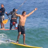 José Loreto perde o equilíbrio e cai na água durante treino de  stand up paddle