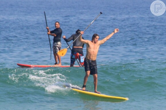 José Loreto perde o equilíbrio e é flagrado caindo na água. O ator esteve na praia da Barra da Tijuca, na Zona Oeste do Rio de Janeiro, em 4 de maio de 2013