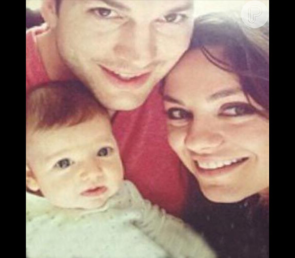 Ashton Kutcher e Mila Kunis divulgam foto com a filha, Wyatt Isabelle, pela primeira vez