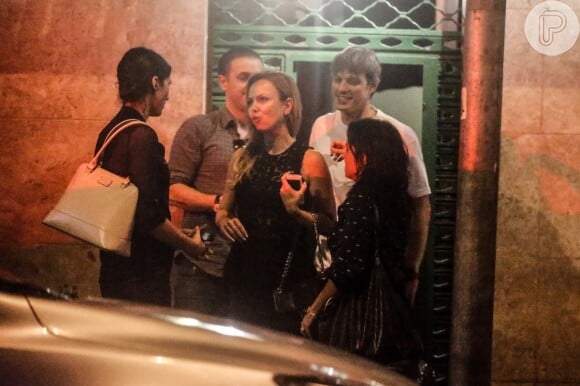 Eliana e o namorado, Adriano Ricco, deixam restaurante ao lado de amigos, em Copacabana, Zona Sul do Rio de Janeiro