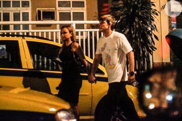 Eliana e Adriano Ricco seguem de mãos dadas em direção ao carro, nesta segunda-feira, 23 de março de 2015