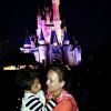 Eliana posa com o filho, Arthur, de 3 anos, na Disney, nos Estados Unidos