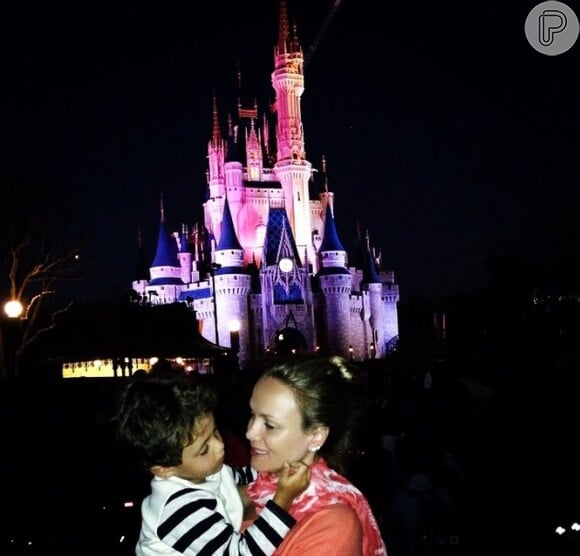 Eliana posa com o filho, Arthur, de 3 anos, na Disney, nos Estados Unidos