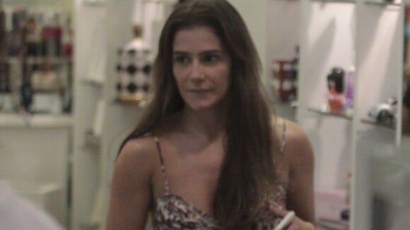 Deborah Secco, sem maquiagem e sozinha, usa vestidinho em passeio no shopping