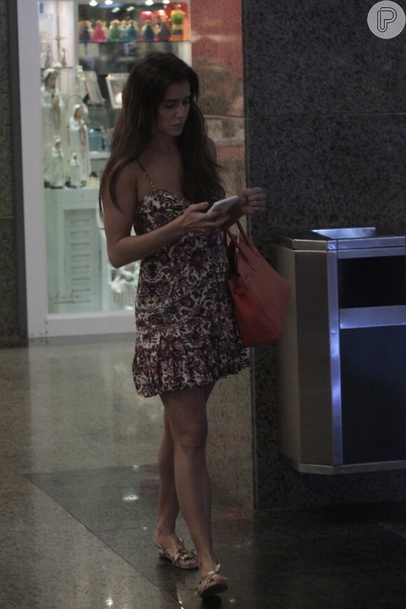 A atriz, que estará na próxima novela na faixa das onze horas, 'Verdades Secretas', foi fotografada durante um passeio no shopping