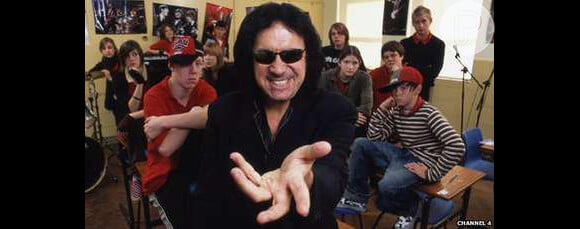 Gene Simmons, vocalista do Kiss, lamentou a morte do rapaz no Twitter com uma foto dos tempos do programa 'Rock School'. 'Ele era amado', postou o cantor