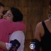 Mariza abraça Adrilles antes de deixar o programa