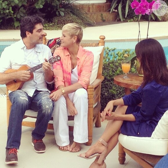 Xuxa em momento romântico com Junno Andrade durante gravação de entrevista para o 'Domingo Espetacular'