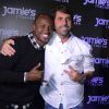 Thiaguinho tira foto com o empresário Marcel Gholmieh, um dos responsáveis por trazer o restaurante de Jamie Oliver para o Brasil. Chef abriu restaurante em São Paulo