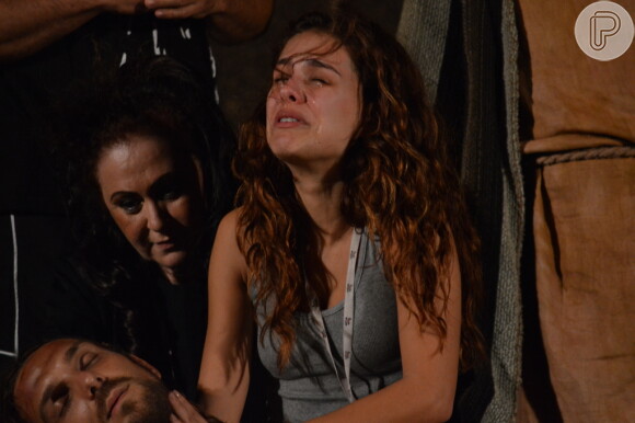 Paloma Bernardi se emociona ao interpretar Maria, mãe de Jesus, em ensaio de Paixão de Cristo, em Nova Jerusalém, no município de Brejo da Madre de Deus, em Pernambuco
