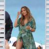 Com uma roupa fluida, Jennifer Lopez exibiu as belas pernas aos 43 anos