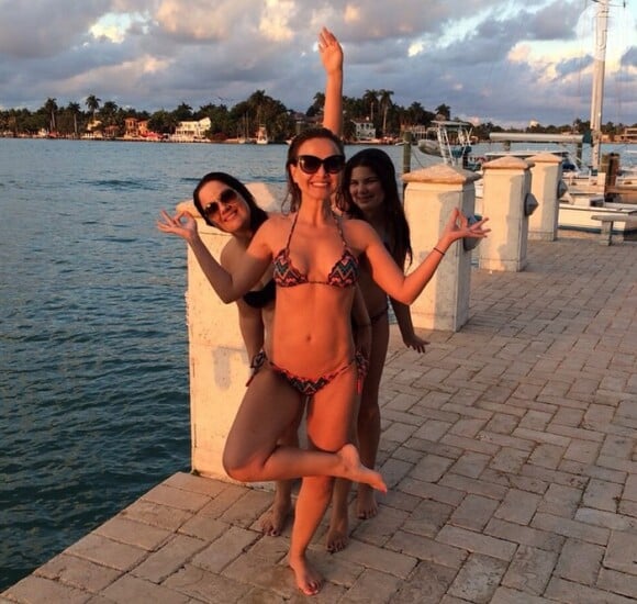 Eliana se diverte com amigas em Miami e exibe boa forma