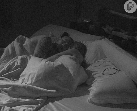Amanda e Fernando dormem juntinhos