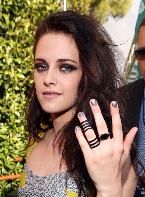 Kristen Stewart gosta de anéis falange maiores