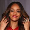Para compor o look todo vermelho, Rihanna escolheu usar joias de ouro branco