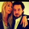 Adriane Galisteu postou um foto ao lado do marido, Alexandre Iódice, na qual aparece usando um anel falange