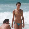 O resultado dos anos de malhação sob a orientação de Fernanda Mello, Sophie Charlotte exibe na praia