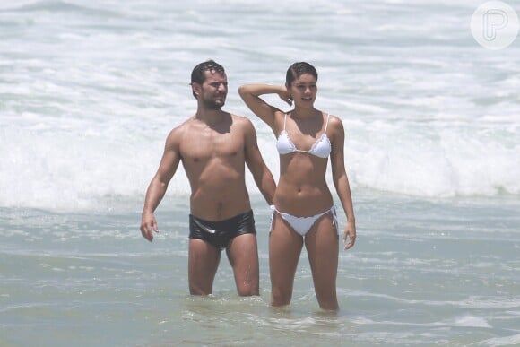 Sophie Charlotte costuma exibir sua boa forma quando vai à praia com o noivo, Daniel de Oliveira