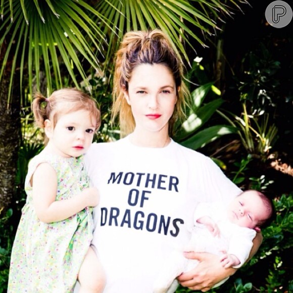 Drew Barrymore posa com suas filhas, Olive, de 2 anos, e Frankie, agora com 11 meses