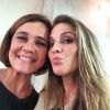 Maíra Charken posa com a colega de cena Adriana Esteves nos bastidores de gravação de 'Babilônia': 'Linda, generosa, engraçada, gostosa, que honra! Sou Fã! Tô a fim! Melhor do mundo!'