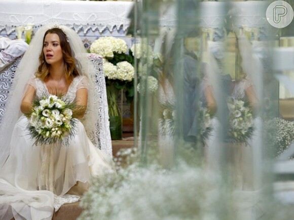 Laura (Nathalia Dill) não se casa com Caíque (Sergio Guizé), mas sim com Marcos (Thiago Lacerda), na novela 'Alto Astral', em 27 de março de 2015