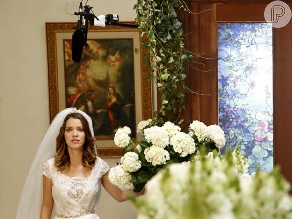 Laura (Nathalia Dill) entra na igreja, aflita, para anunciar que não vai se casar com Caíque (Sergio Guizé), mas com Marcos (Thiago Lacerda), na novela 'Alto Astral'