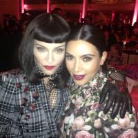 Grávida, Kim Kardashian publica foto ao lado de Madonna no Met Gala 2013