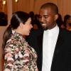 Kim Kardashian e Kanye West trocam olhares no tapete vermelho do Met gala 2013