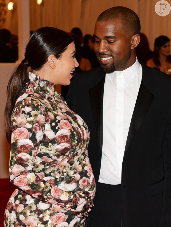 Kim Kardashian e Kanye West trocam olhares no tapete vermelho do Met gala 2013