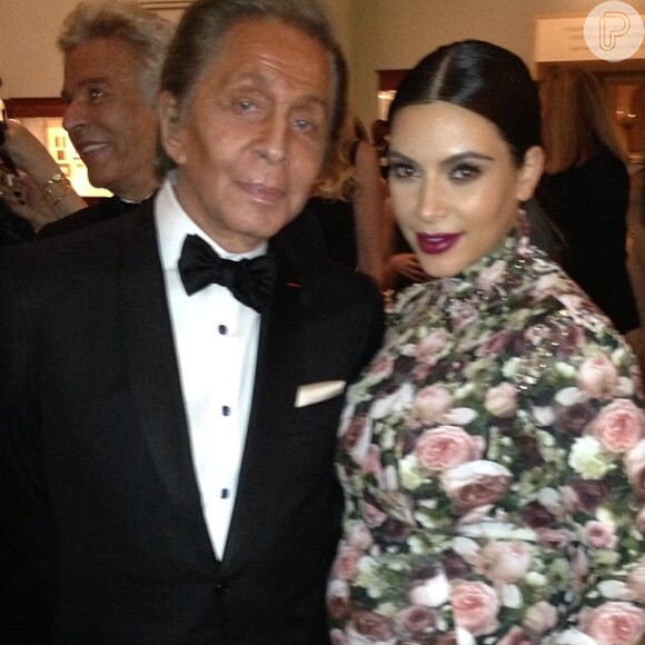 Kim Kardashian posa ao lado do estilista Valentino