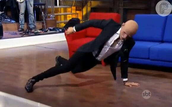 Fantasiado de idoso, Lucas Lucco ainda fez uma dancinha sensual