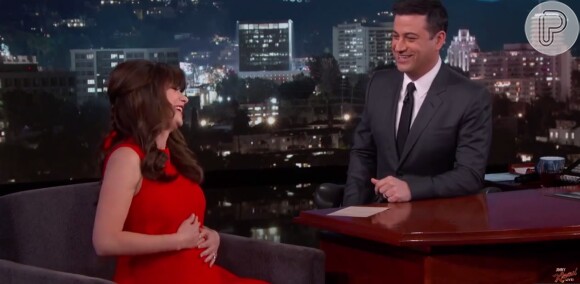 Zooey Deschanel comemora gravidez no programa americano 'Jimmy Kimmel Live'