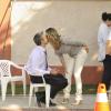 Flávia Alessandra e Otaviano Costa se beijam no intervalo das gravações