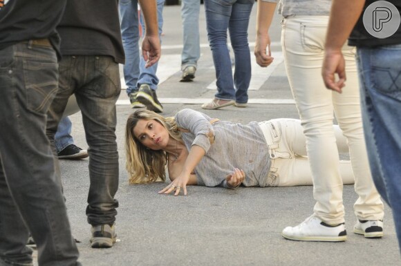 Flávia Alessandra fica deitada no chão