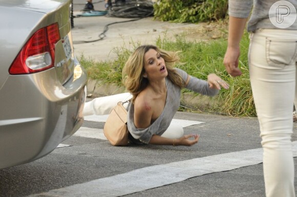 Flávia Alessandra grava cena caindo no chão