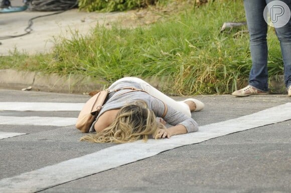 Flávia Alessandra ficada deitada no chão durante gravaçãp de atropelamento de Érica