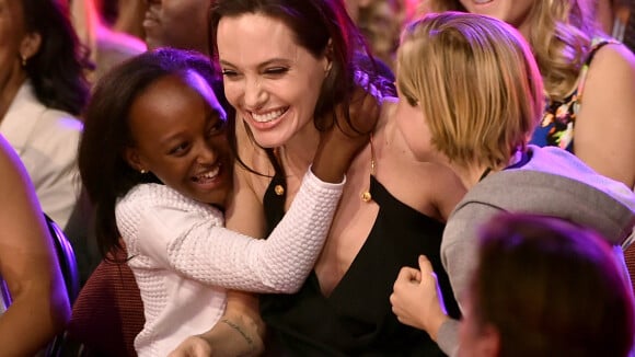 Angelina Jolie recebe prêmio ao lado das filhas após retirar trompas e ovários