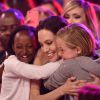 Angelina Jolie levou as filhas Zahara e Shiloh ao Kids Choice Awards, premiação que aconteceu na noite de sábado, 28 de março de 2015, em Los Angeles, nos Estados Unidos. Esta foi a primeira vez que a atriz, premiada por sua atuação em 'Malévola', apareceu em público após se submeter a uma cirurgia para a retirada das trompas e dos ovários