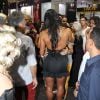 A mulher do cantor Belo exibiu as costas num look todo preto