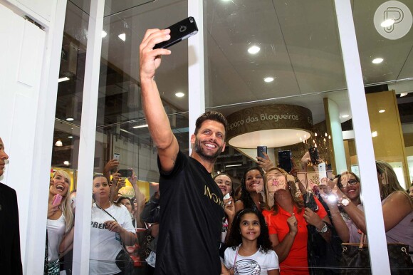O intérprete do vilão Gabo, da novela 'I Love Paraisópolis', parou para fazer selfies com os fãs