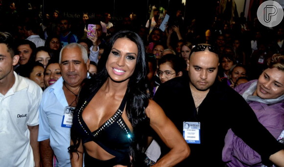Recuperada de fratura, Gracyanne Barbosa marcou presença na feira Hair Brasil, em São Paulo