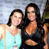 Simpática, Gracyanne Barbosa posou com fãs na feira Hair Brasil