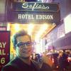 Edson Celulari posta foto de hotel com letreiro com seu nome e de sua filha, Sophia