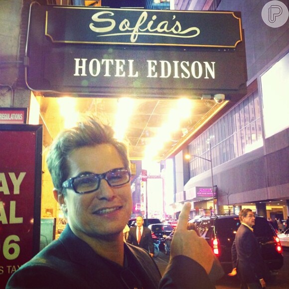 Edson Celulari posta foto de hotel com letreiro com seu nome e de sua filha, Sophia