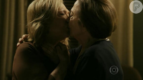 Fernanda Montenegro e Nathalia Timberg protagonizaram um beijo no primeiro capítulo da novela das nove