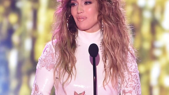 Jennifer Lopez usa look curto Roberto Cavalli no Kids' Choice Awards 2015. Veja!