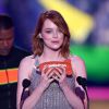Emma Stone recebeu o prêmio de Melhor Atriz de Cinema no Kids' Choice Awards e escolheu look da grife Louis Vuitton para a ocasião