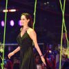 Angelina Jolie usa vestido da grife Versace no Kids' Choice Awards 2015
